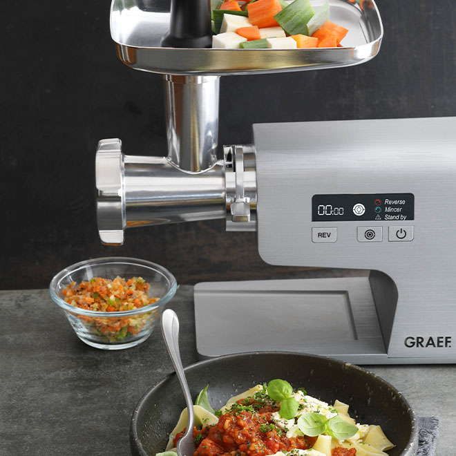 Fleischwolf mit Gemüse, Pasta und Gericht, GRAEF-Logo, Nahaufnahme