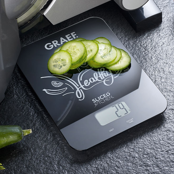 Waage mit Gurkenscheiben, zeigt 29g, 'Healthy Sliced Kitchen'