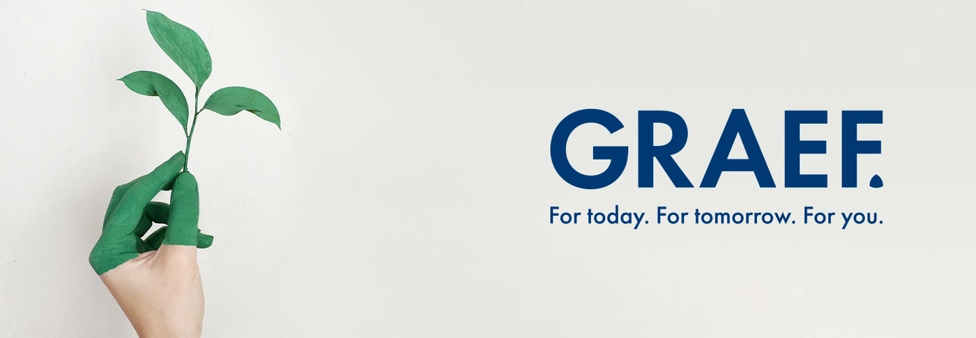 Main tenant des feuilles vertes avec le logo GRAEF, pour aujourd'hui, demain et vous.