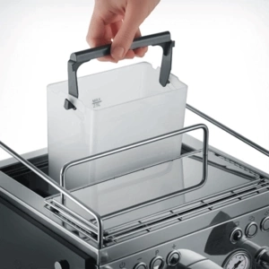 Hand hebt Wassertank aus Espressomaschine. Tank ist transparent.