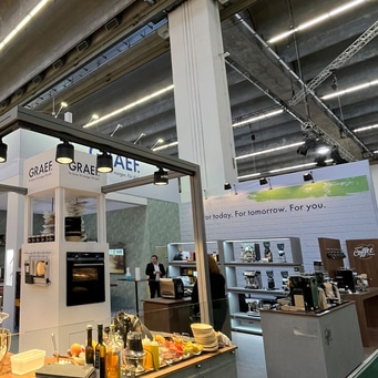 Messe-Stand mit Kaffeeautomaten und Küchengeräten, GRAEF-Logo, Slogan.