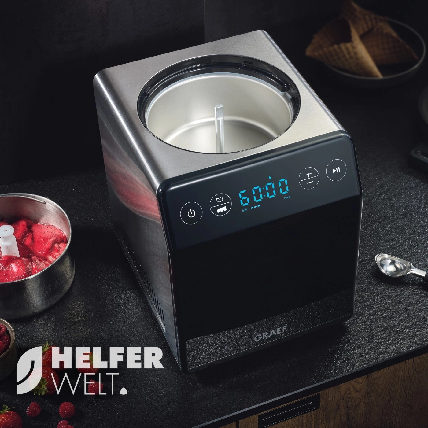 Eismaschine mit digitaler Anzeige und Eiscreme-Zutaten auf schwarzem Tisch