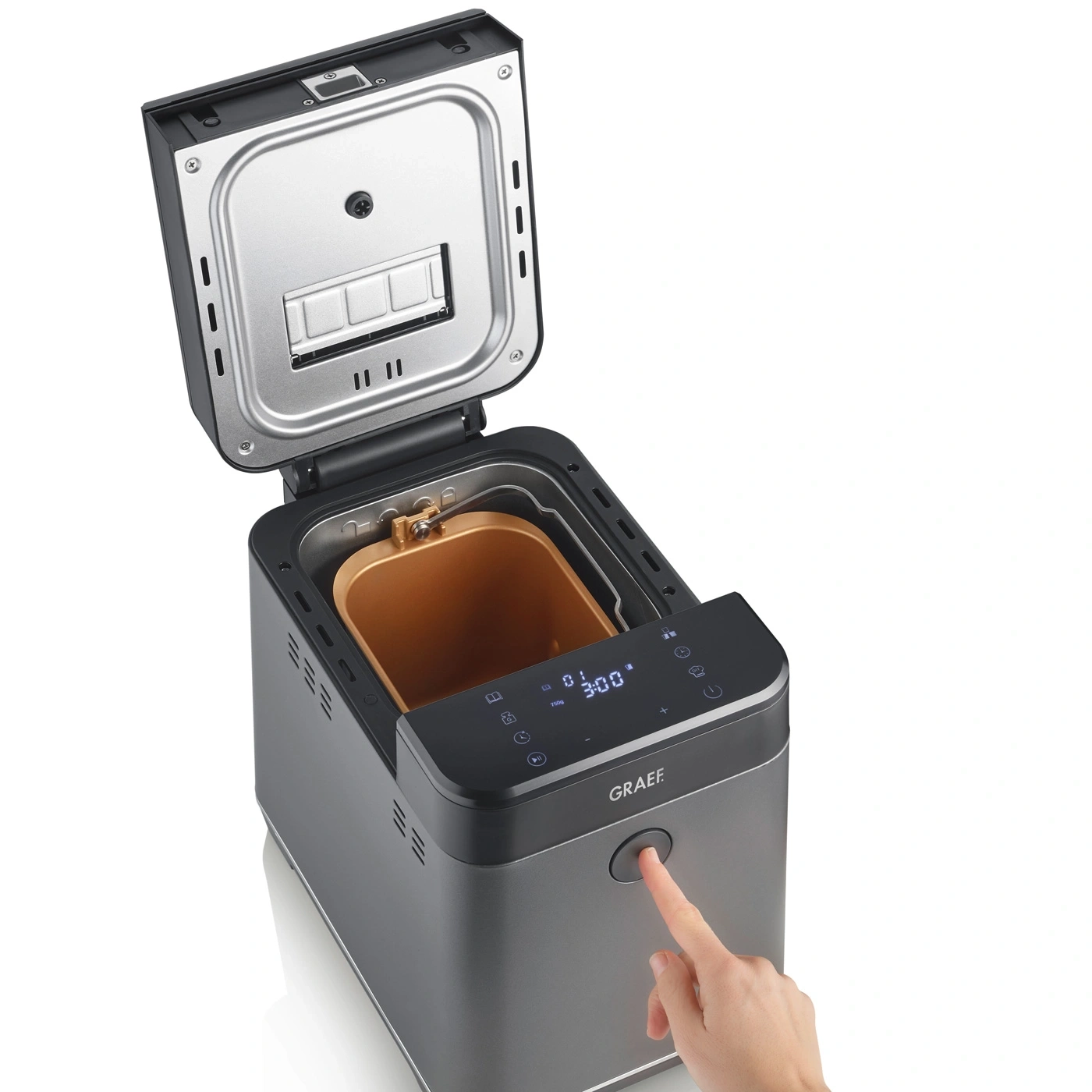 Machine à pain avec couvercle ouvert et panneau de commande, main appuyant sur le bouton