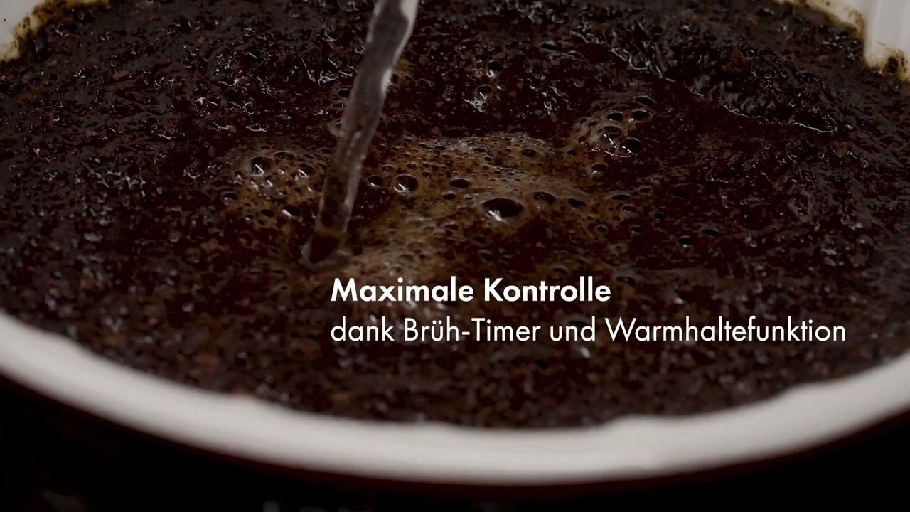 Coffee brewing with text: Maximum control thanks to brewing timer and keep-warm function