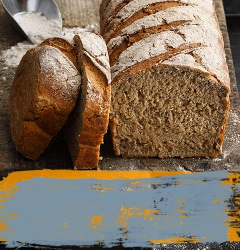Pain tranché, rustique, sur planche de bois, saupoudré de farine