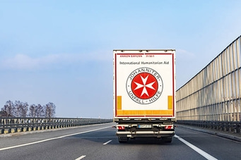 Ein LKW mit dem Logo der Johanniter-Unfall-Hilfe fährt auf der Autobahn.