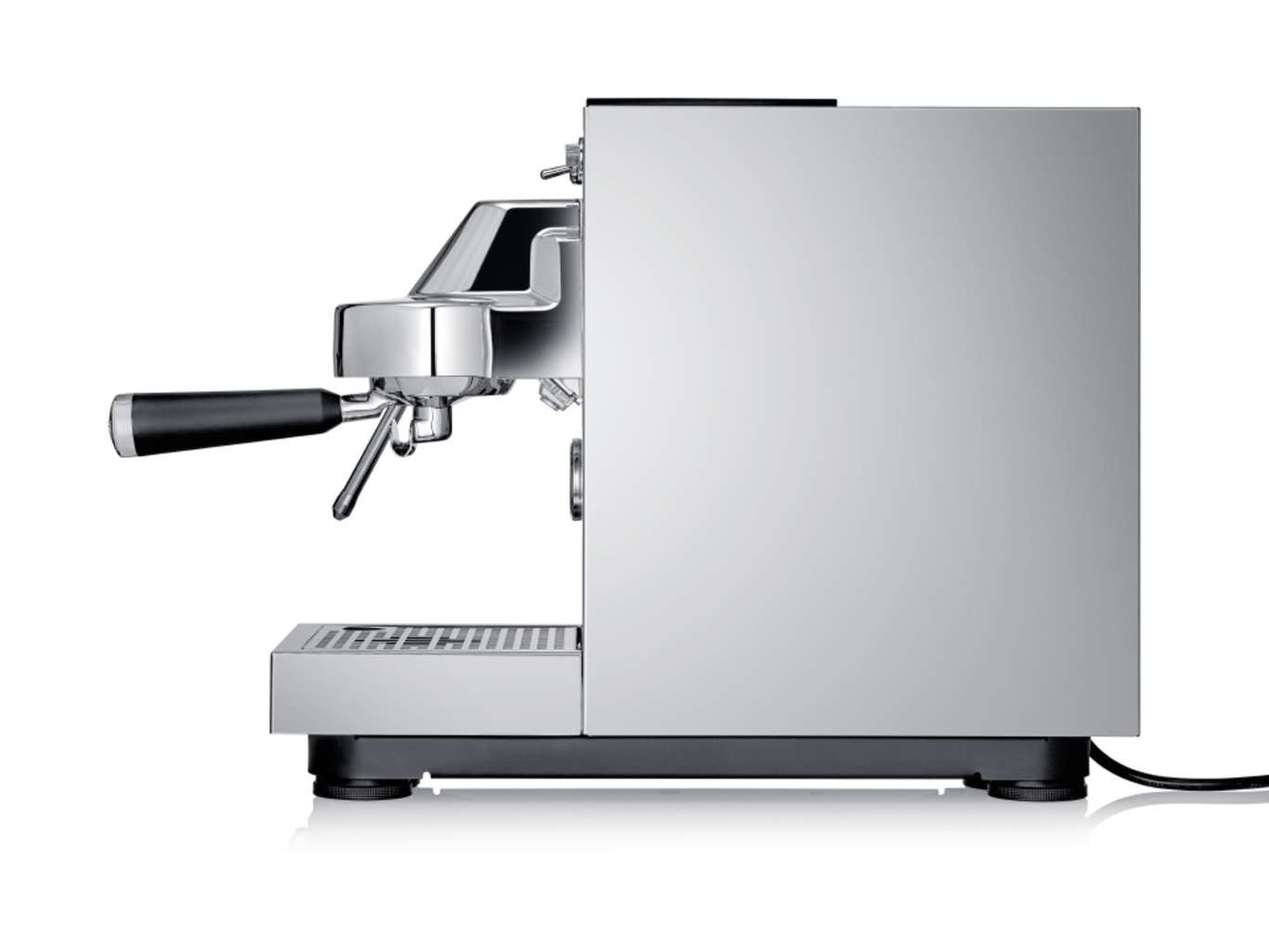 Eine Seite einer silbernen Espressomaschine mit einem schwarzen Griff.