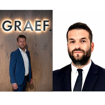 Zwei Männer in Anzügen. Einer steht vor GRAEF-Logo, der andere im Porträt.