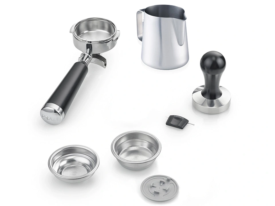 Kaffeemaschinenzubehör: Siebträger, Milchkännchen, Tamper, Siebe, Reinigungsbürste und Siebhalter