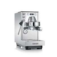 Eine glänzende Chrom-Espressomaschine mit Manometer und Dampflanze.