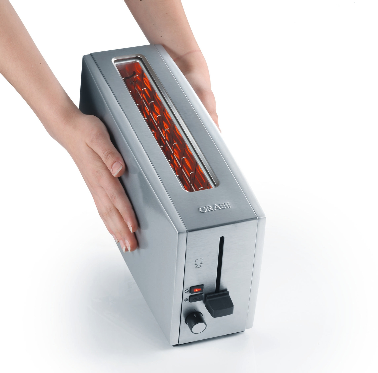 Toaster aus Edelstahl, der von Händen gehalten wird, mit rotem Licht