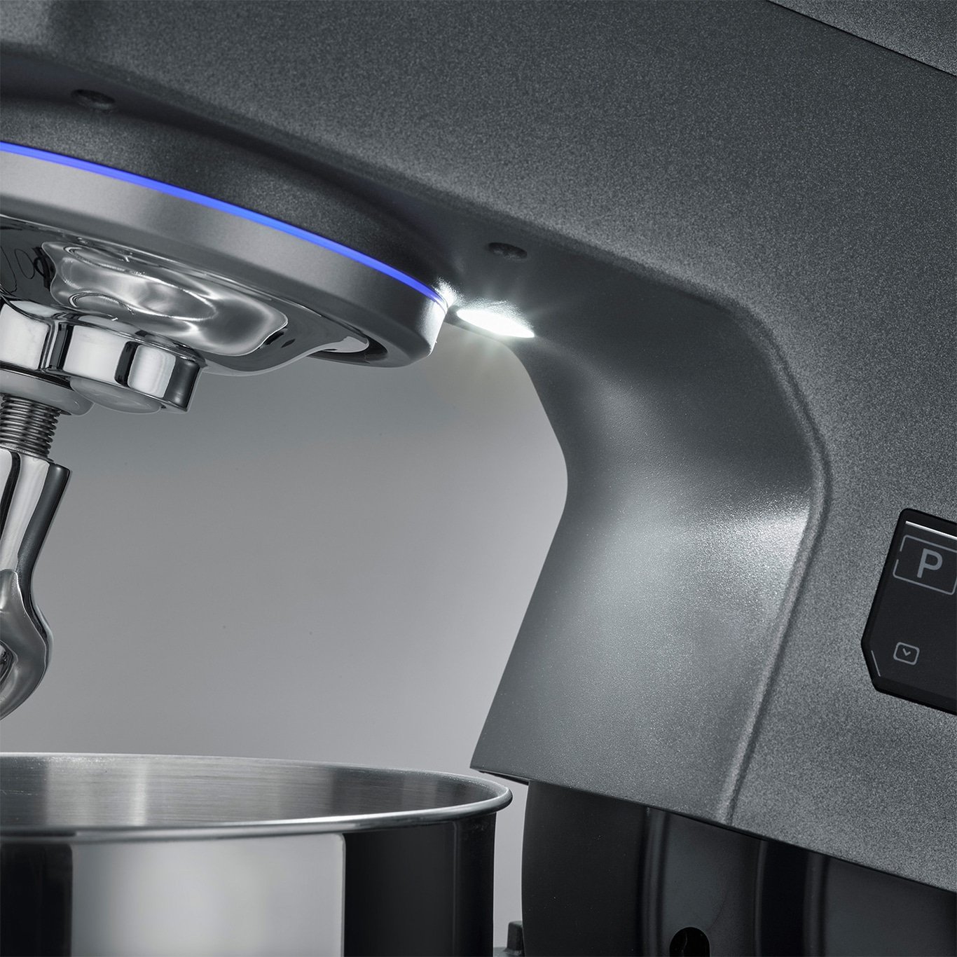 Nahaufnahme eines grauen Küchenmixers mit Licht und Bedienfeld.