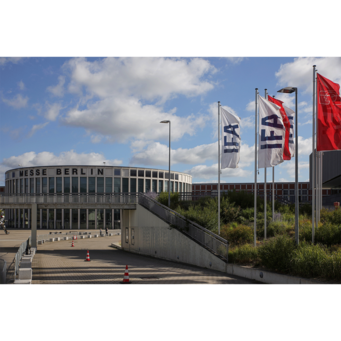 Messe Berlin mit IFA-Flaggen und blauem Himmel mit Wolken