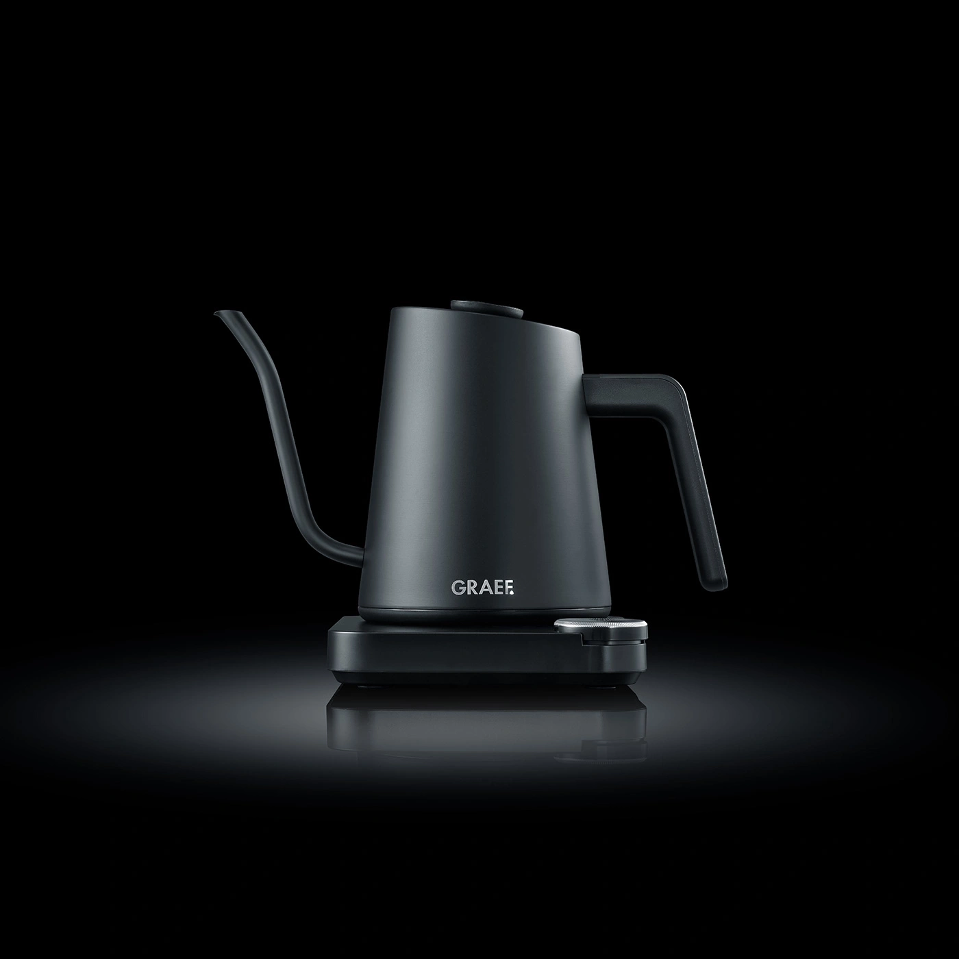 Black kettle with GRAEF logo on black background, stylish and modern design.