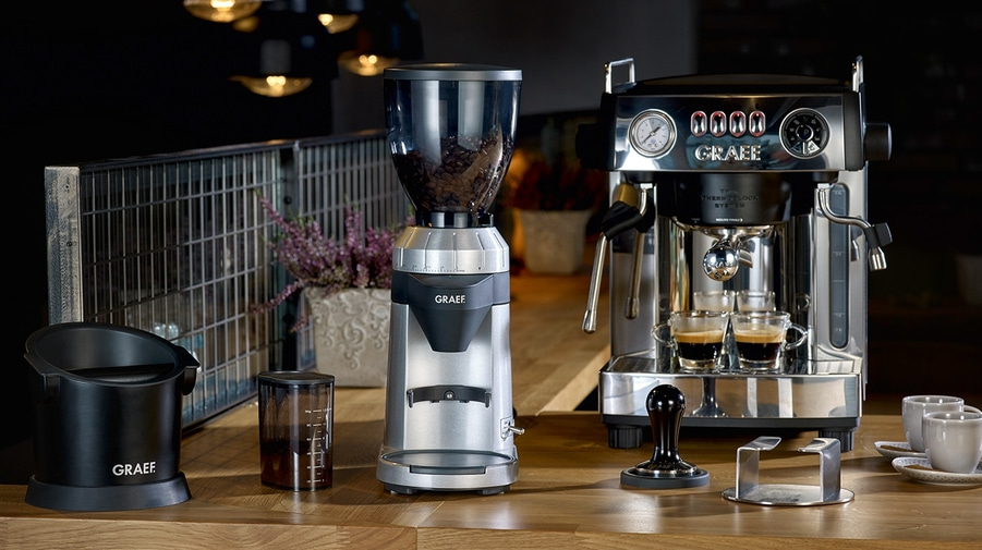 Kaffeemaschine, Kaffeemühle, Zubehör, Espresso, Holzoberfläche, GRAEF-Marke, Innenraum, Beleuchtung.