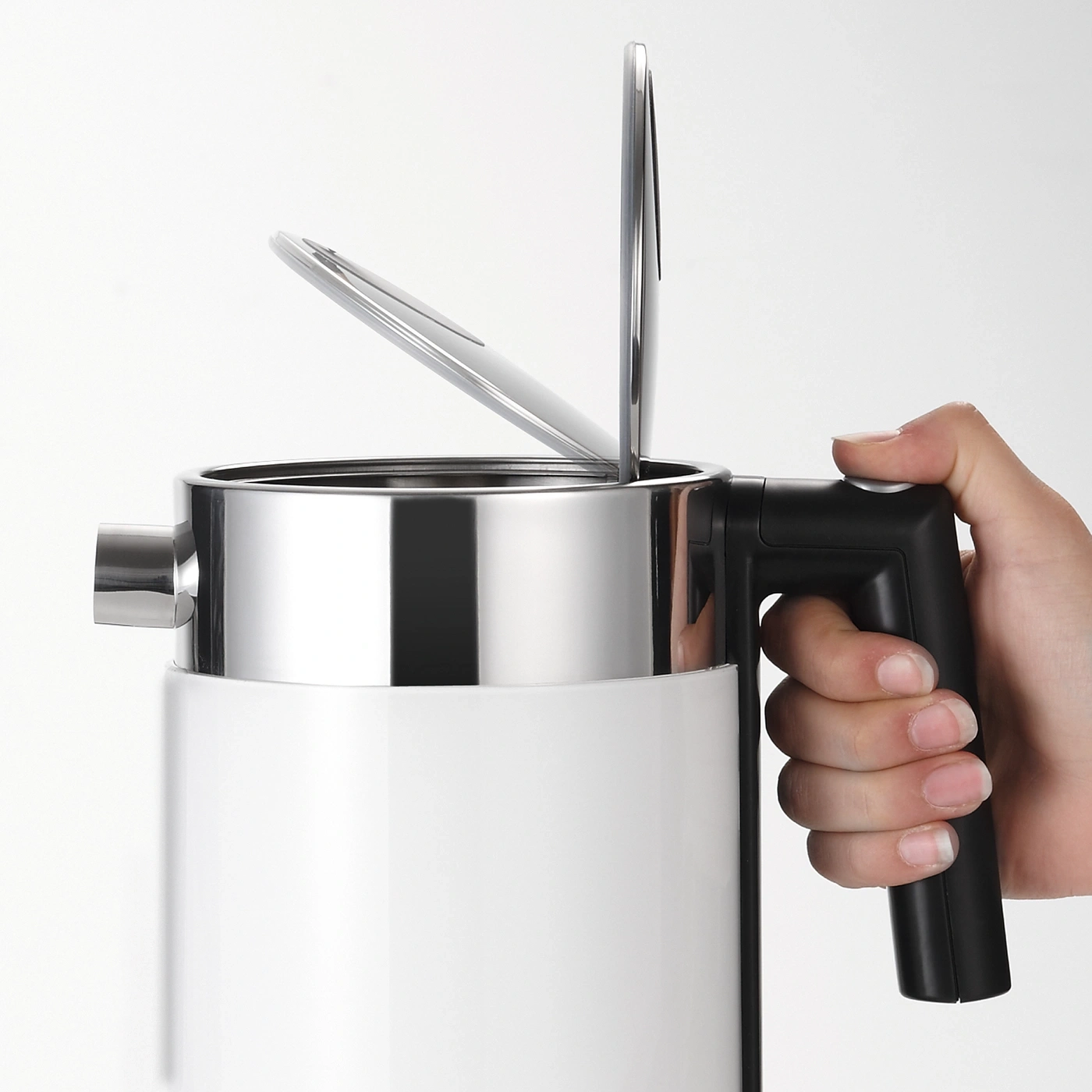 Weißer Wasserkocher mit geöffnetem Deckel, gehalten von einer Hand, Nahaufnahme