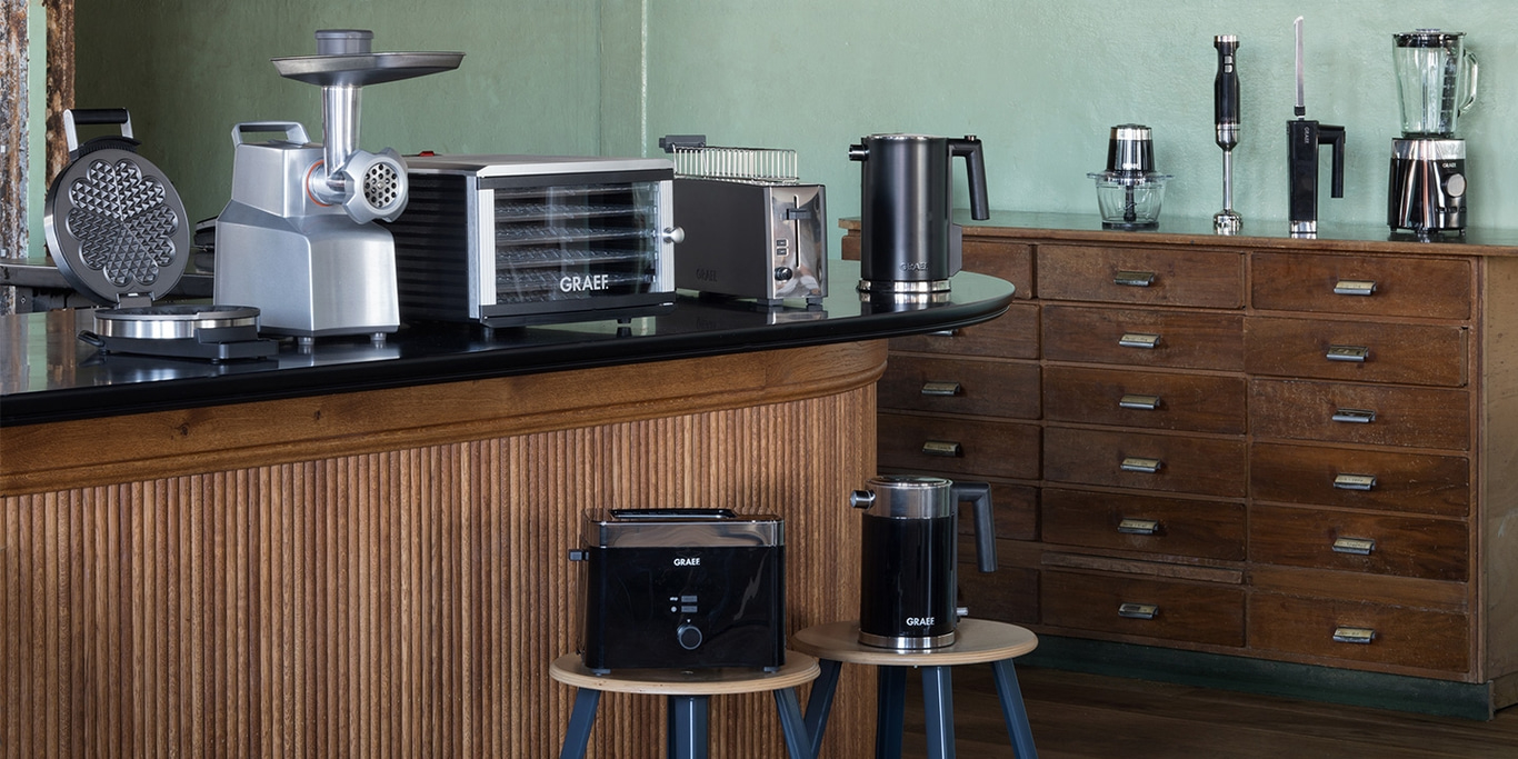 Appareils de cuisine sur un comptoir : grille-pain, mixeur, bouilloire, etc.