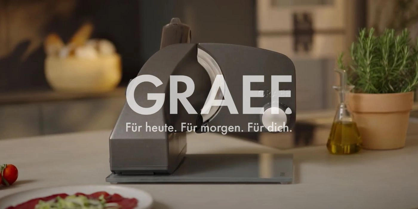 Graef-Schneidemaschine in einer Küche mit Kräutern und Olivenöl. Für heute. Für morgen. Für dich.