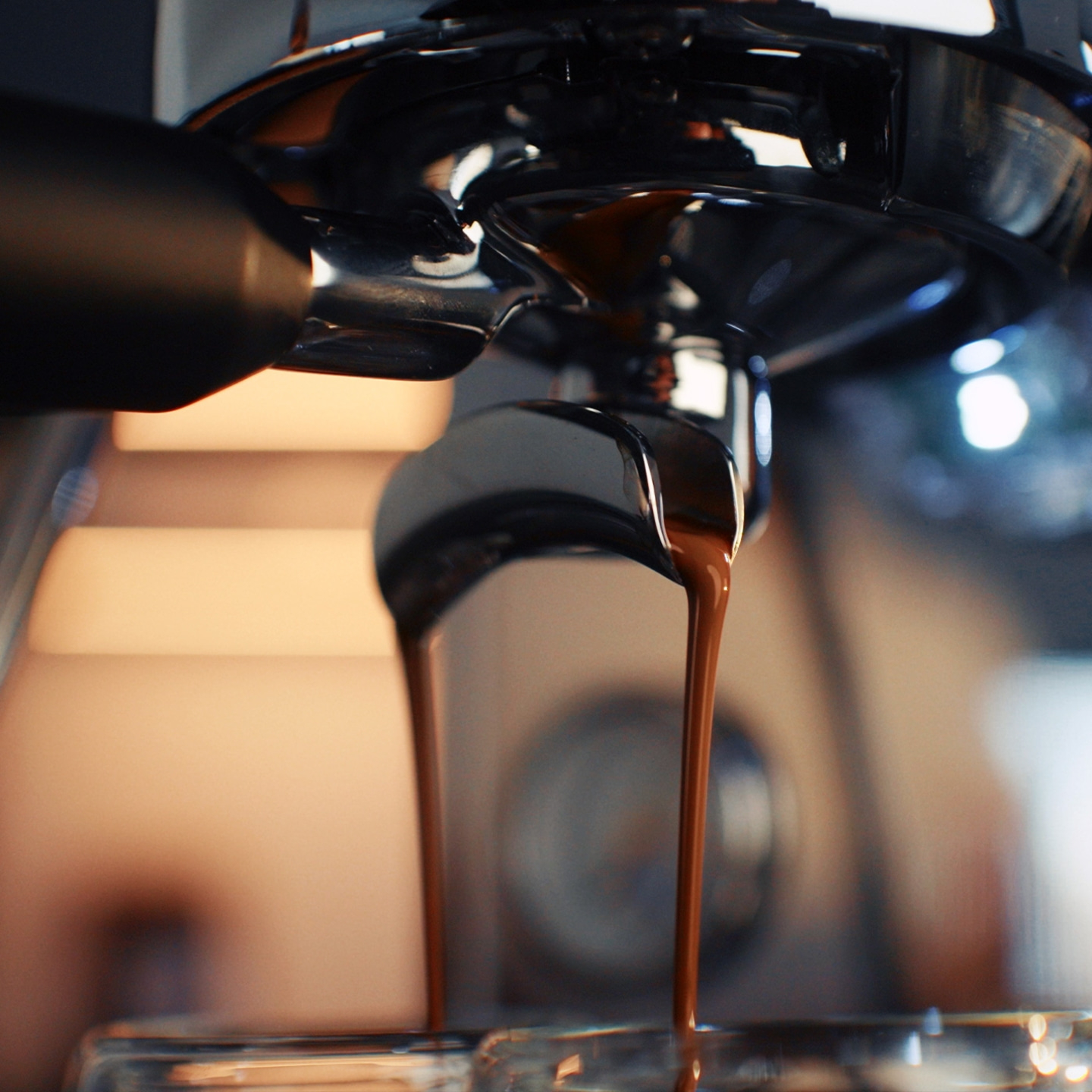 Espresso fließt aus einer Kaffeemaschine in eine Tasse.
