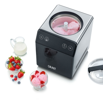 Eismaschine mit Eis, Früchten und Milch auf weißem Hintergrund