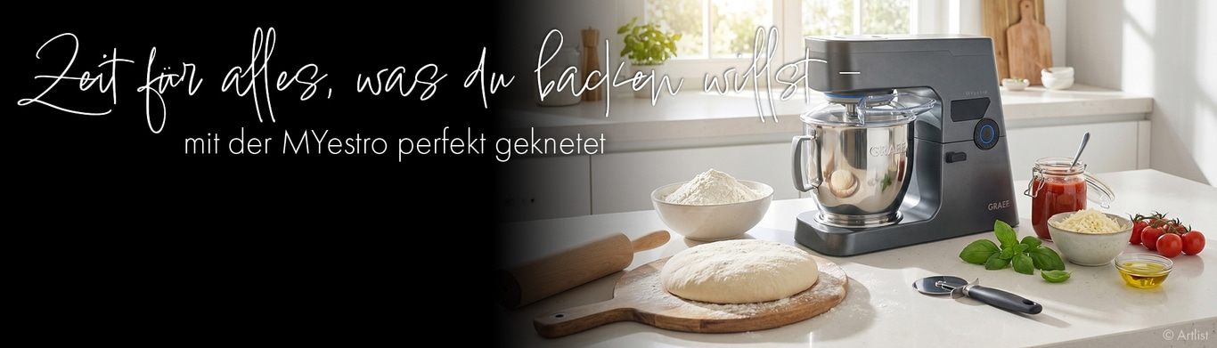 Küchenmaschine mit Zutaten für Pizzateig