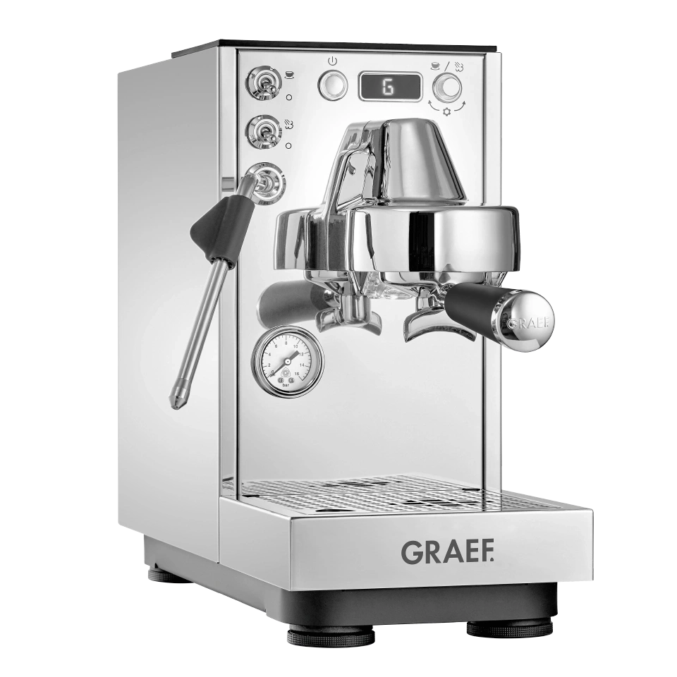 Eine glänzende Chrom-Espressomaschine mit einem digitalen Display und einem Manometer.