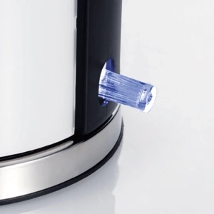 Wasserkocher mit blau leuchtendem Knopf, Detailaufnahme, Nahaufnahme, isoliert