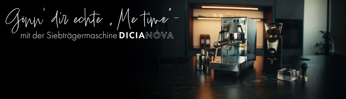 Espressomaschine mit Kaffeemühle und Tamper auf dunkler Arbeitsplatte