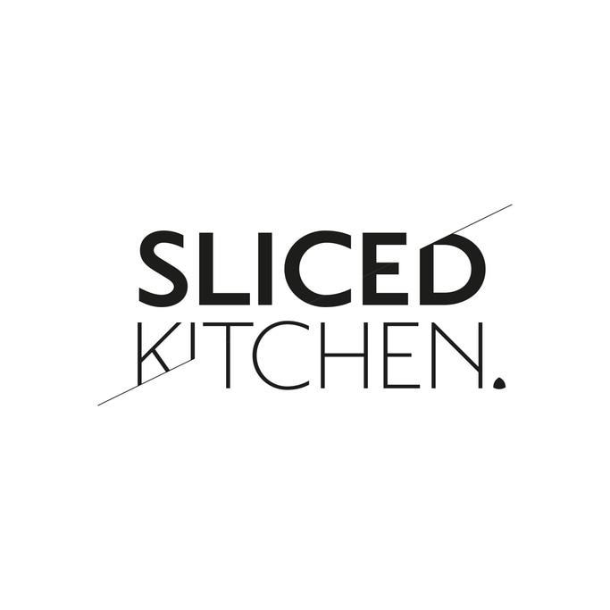 SLICED KITCHEN Logo, schwarz auf weißem Hintergrund, minimalistisch