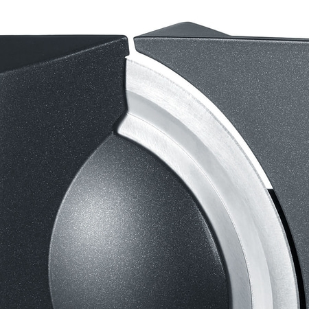 Gros plan d'un objet noir avec une lame incurvée argentée et une surface brillante.