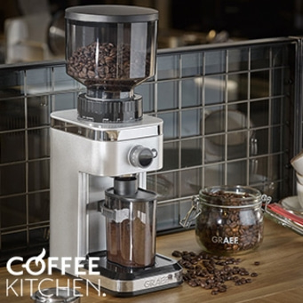 Moulin à café avec grains et café moulu, prêt pour une infusion.