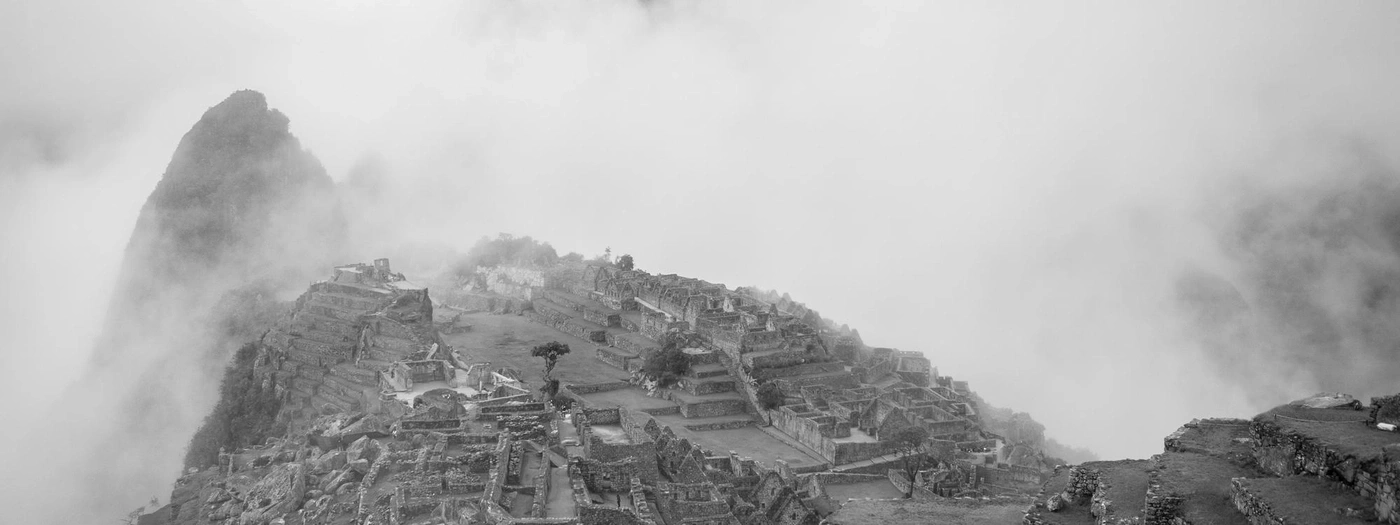 Machu Picchu, Inka-Ruinen, Berge, Nebel, Schwarzweiß, historische Stätte, Anden, Peru, Landschaft, Wolken