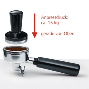 Kaffeepulver wird mit einem Tamper in einem Siebträger angedrückt.