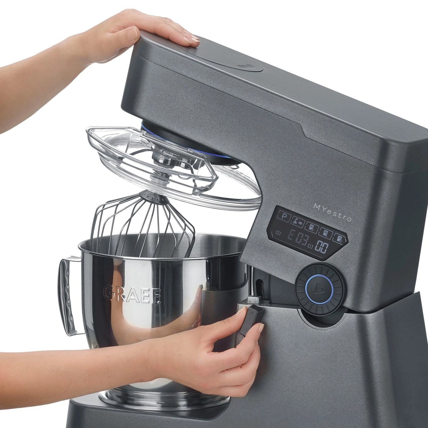 Robot de cuisine Graef, gris, avec accessoires, utilisé par une personne, gros plan