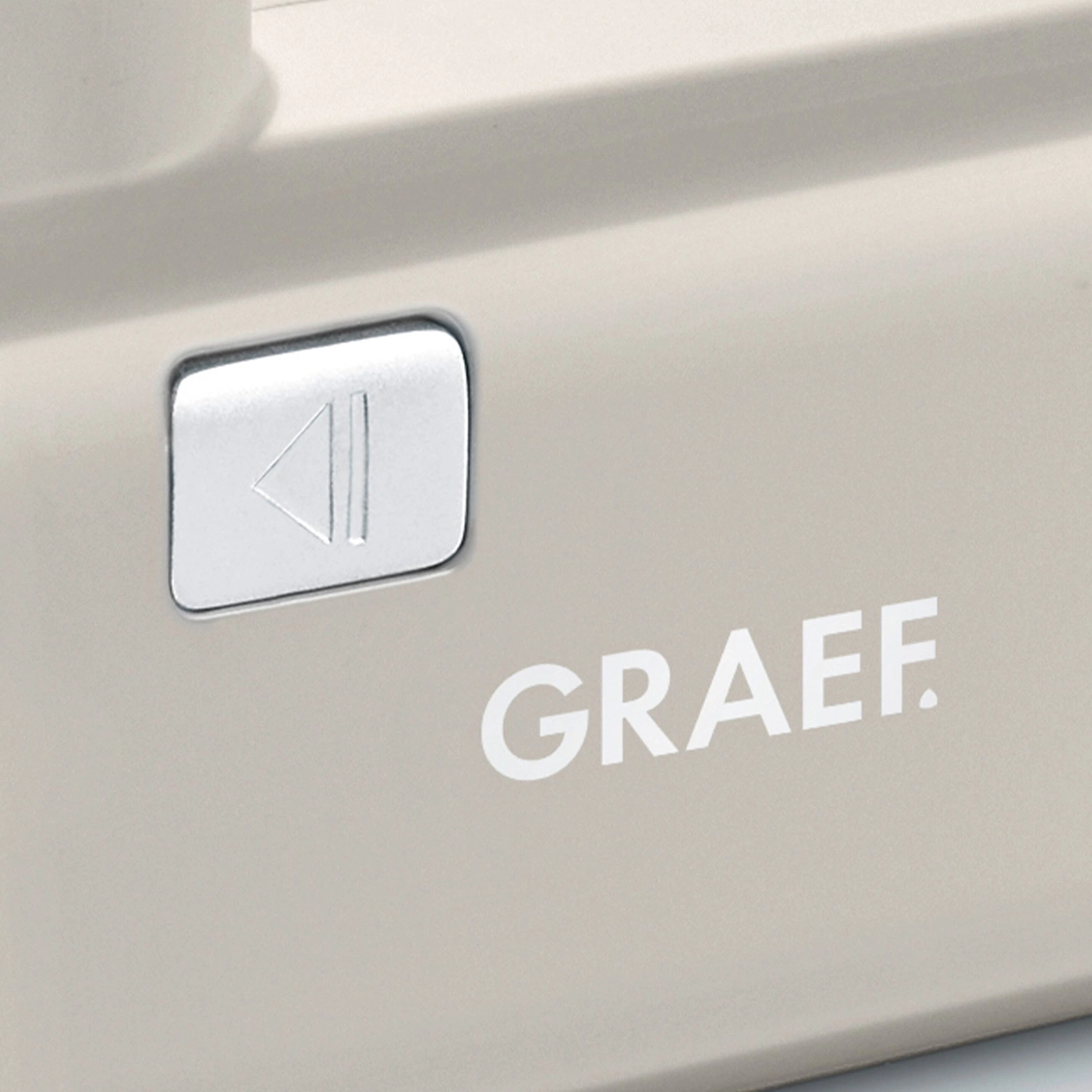 Graef-Logo und Play-Taste auf beigem Gerät. Nahaufnahme, Detailaufnahme.