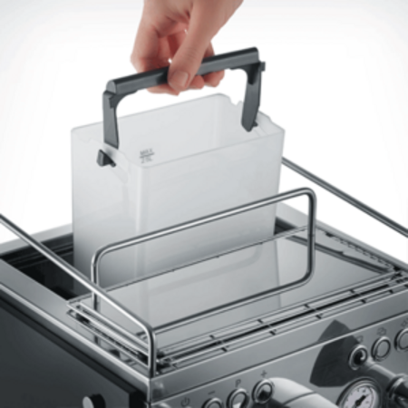 Hand hebt Wassertank aus Espressomaschine. Tank ist transparent.