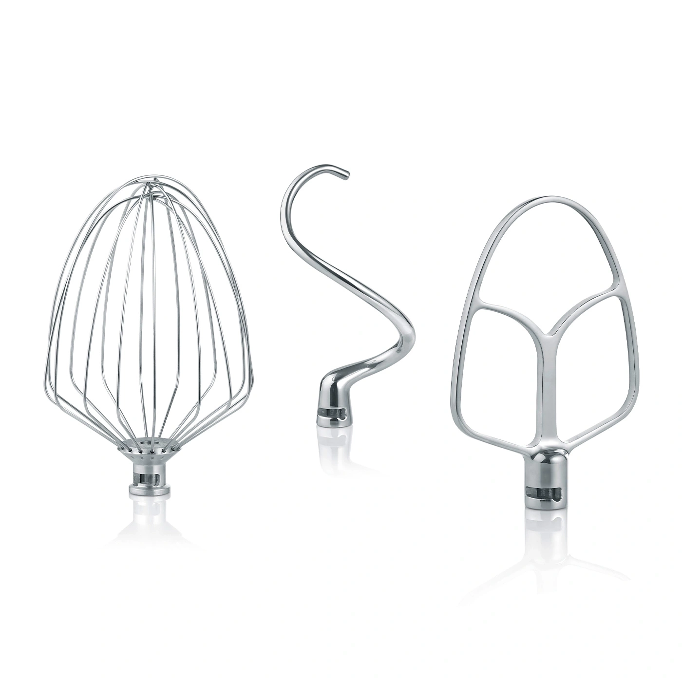 Trois accessoires de mixeur en métal : fouet, crochet pétrisseur et batteur plat, isolés.
