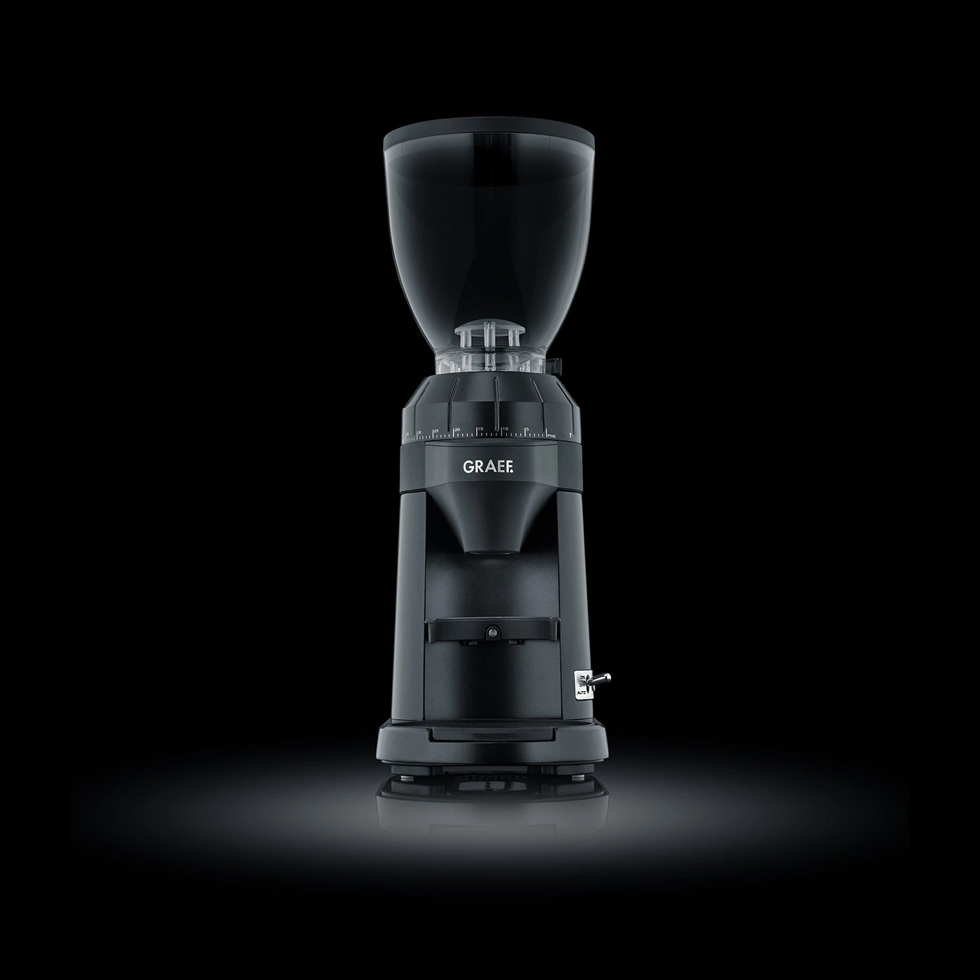 Schwarze Kaffeemühle von Graef, isoliert auf schwarzem Hintergrund.