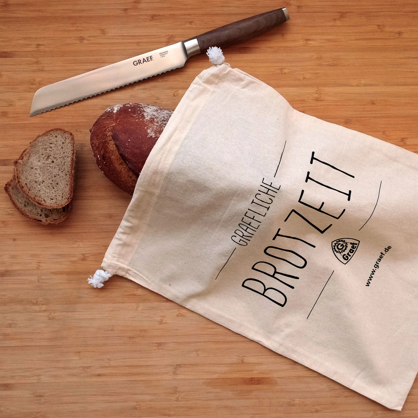 Pain, couteau et sac à pain sur planche de bois. Sac Brotzeit.