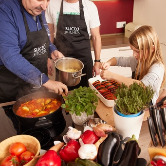 Familie kocht gemeinsam in der Küche, Gemüse, Kochutensilien, Ratatouille