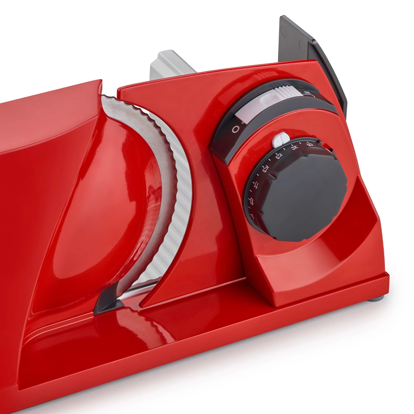 Roter Fleischschneider mit schwarzem Drehknopf und Klinge zum Schneiden von Lebensmitteln.