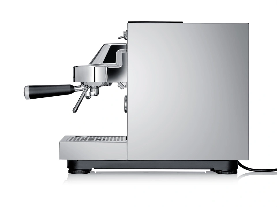 Eine Seite einer silbernen Espressomaschine mit einem schwarzen Griff.