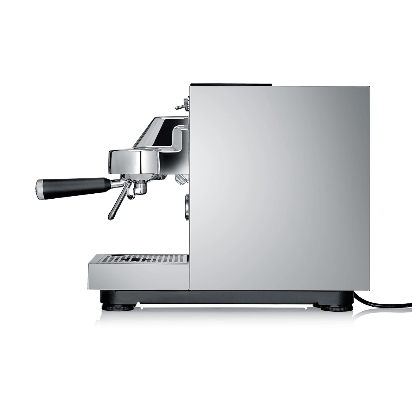 Eine silberne Espressomaschine mit schwarzem Griff und Abtropfschale.