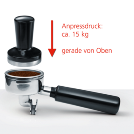 Kaffeepulver wird mit einem Tamper in einem Siebträger angedrückt.