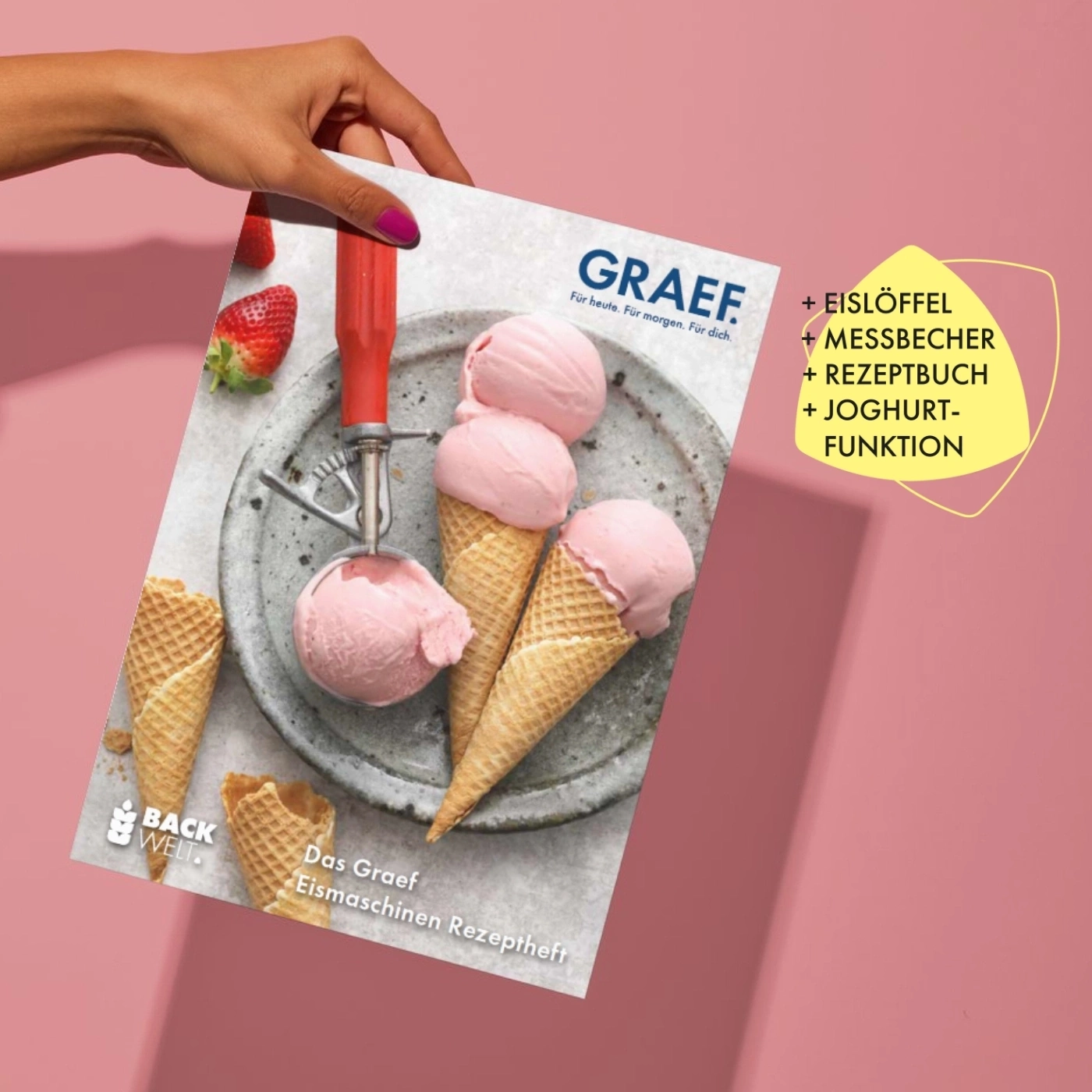 Eiscreme-Magazin mit Eiscreme, Eisportionierer und Eiswaffeln, gehalten von einer Hand