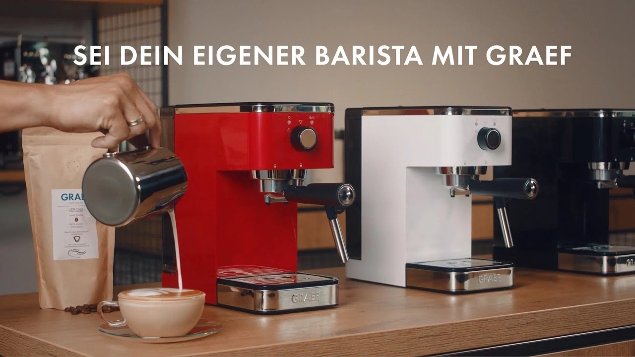 Kaffeemaschinen in Rot, Weiß und Schwarz auf einer Holzoberfläche. Barista-Szene.