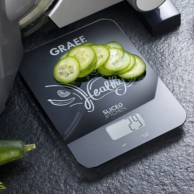 Waage mit Gurkenscheiben, zeigt 29g, 'Healthy Sliced Kitchen'