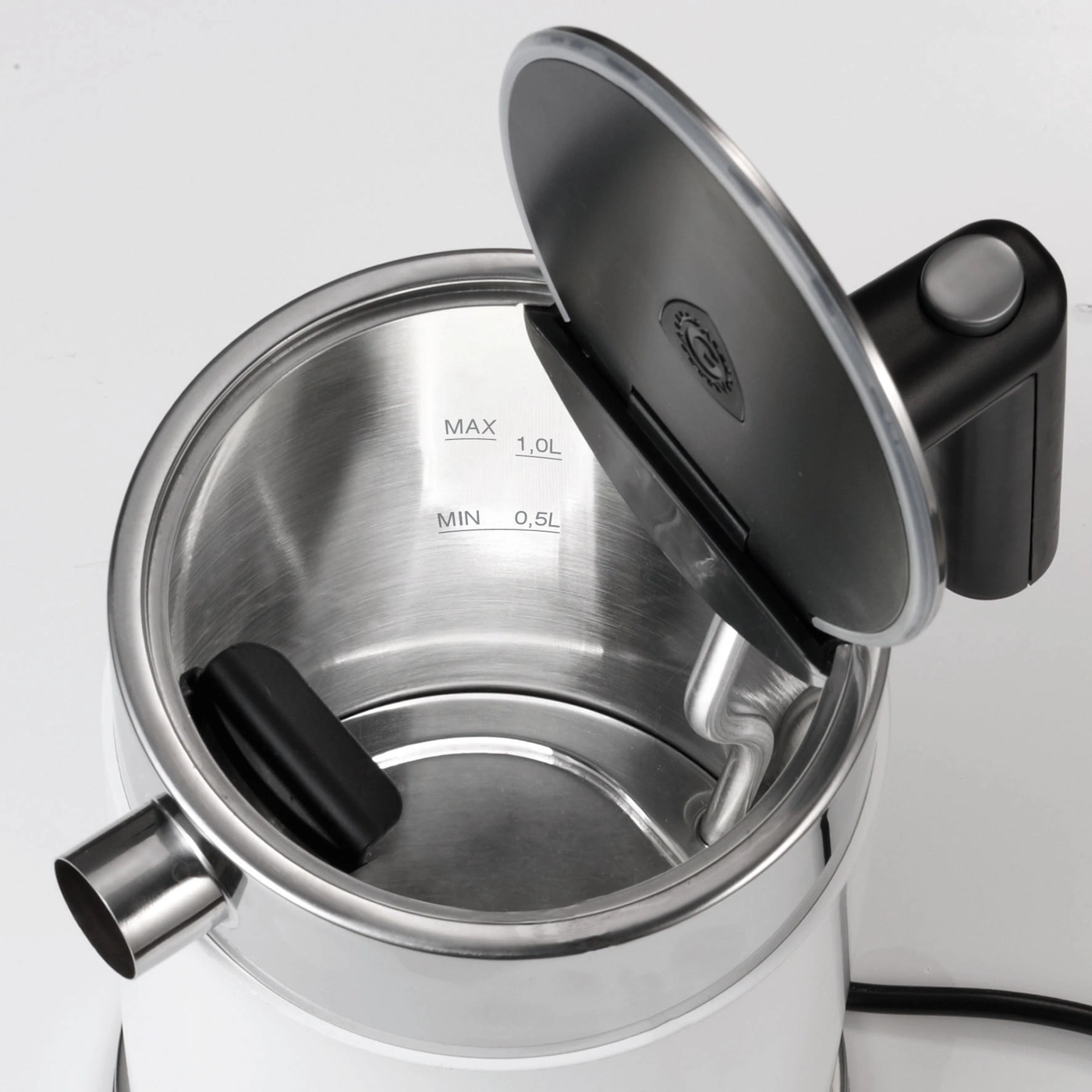 Wasserkocher mit offenem Deckel, Innenansicht, Füllstandsanzeige, schwarz-weiß
