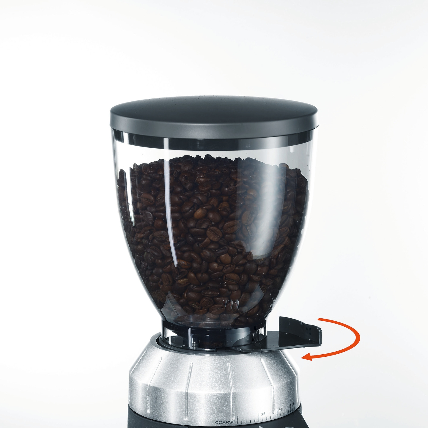 Kaffeemühle mit Bohnen, Mahlgrad einstellbar, Pfeil zeigt die Richtung.