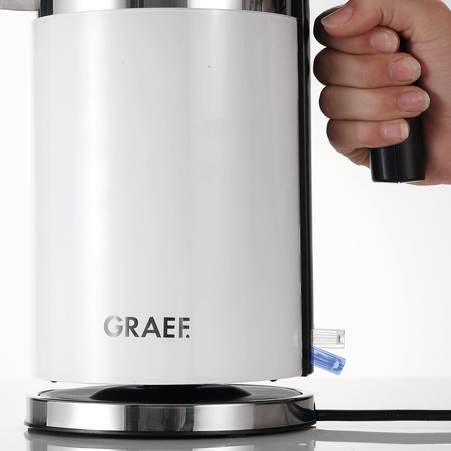 Weißer Wasserkocher mit Hand, GRAEF-Logo, Stromkabel, blauem Kunststoff.